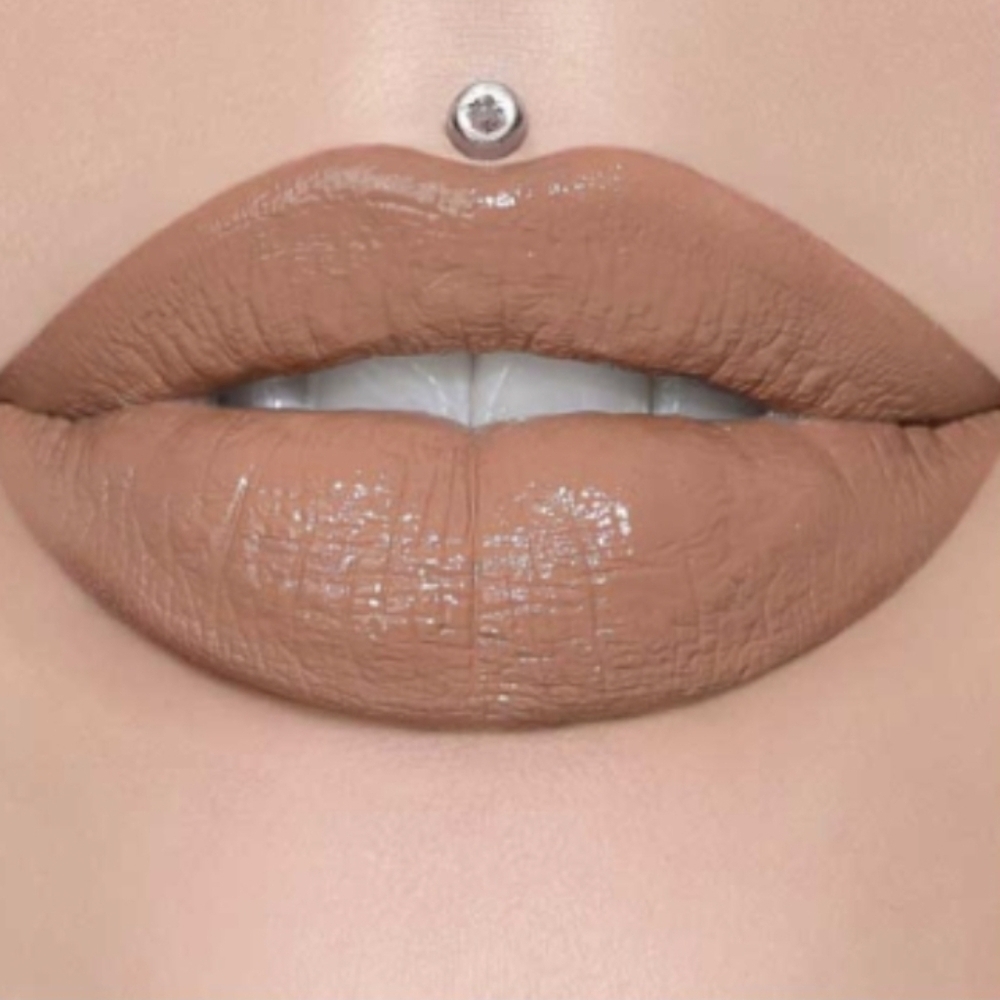 Jeffree Star Supreme Gloss Mannequin